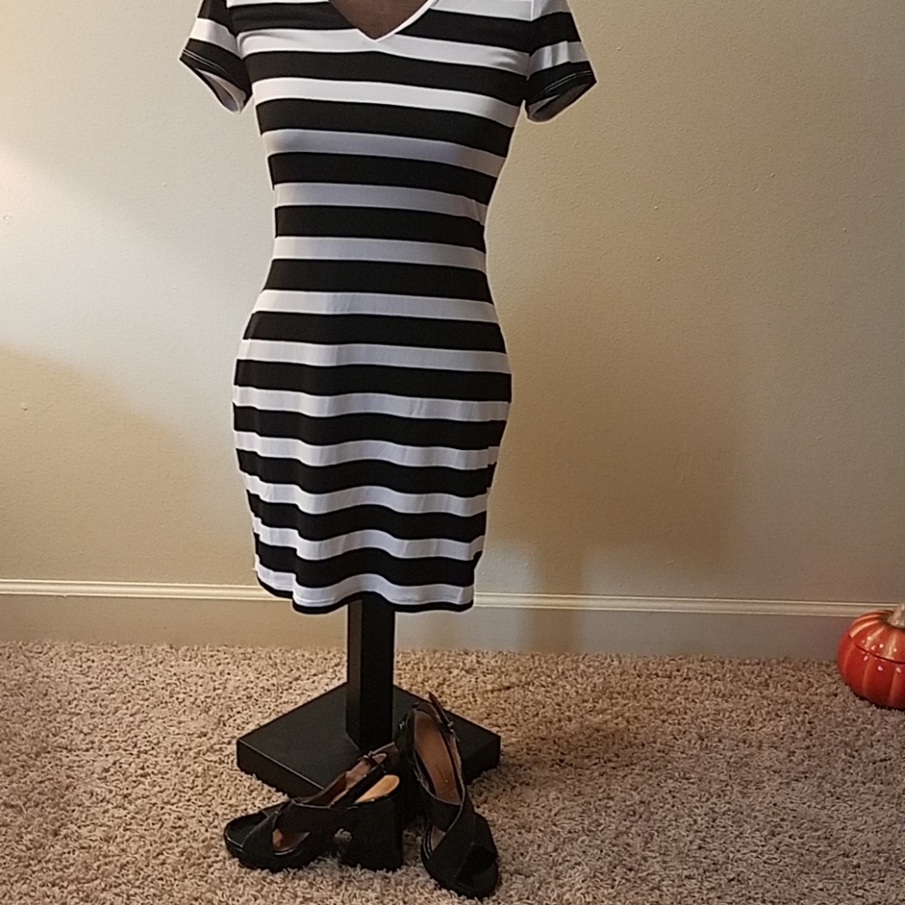 Dress - Picture 5 of 5